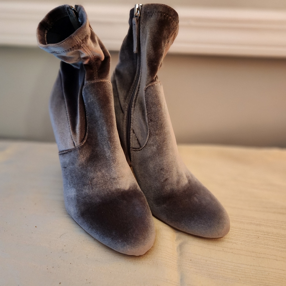 Steve Madden Silver/gray velvet booties, size 7.5, 4" heels